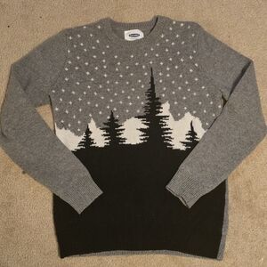 Old Navy Men's Sweater in Gray and Black with Winter Scene